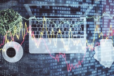 Borsa tablosu ve masa arkasındaki en iyi görüntü bilgisayarı. Çifte maruziyet. Mali analiz kavramı.