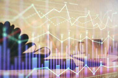 Finans şeması çizimine ve masaüstüne kahve ve masa arkasında eşyalar ile çifte pozlama. Önx piyasa ticareti kavramı