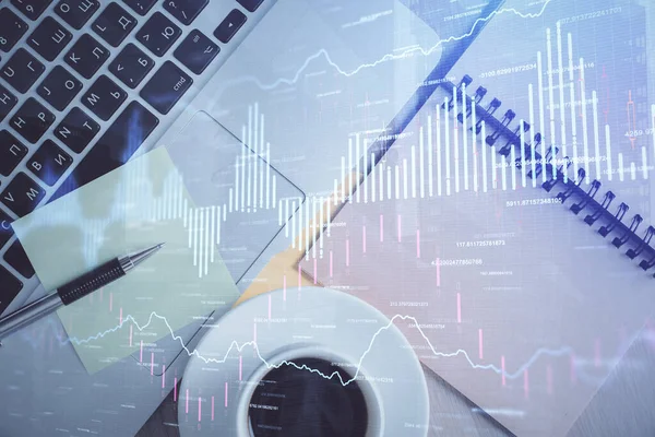 Borsa grafiği ve masa arkasındaki en üst görünüm bilgisayarı. Çifte maruziyet. Finansal eğitim kavramı.