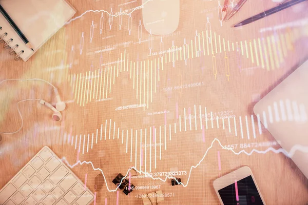 Forx grafik hologramının telefonlu masaüstü üzerinde çoklu pozlandırılması. Üst Manzara. Mobil ticaret platformu kavramı.