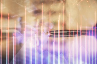 Ofisteki kahve fincanının arka planında iki kat fotograf var. Finansal analiz ve başarı kavramı.