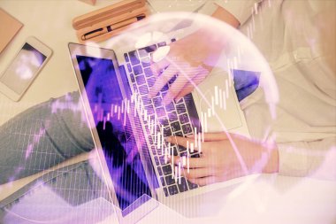 Bilgisayar ve ön grafik hologram çizimi üzerinde çalışan kadın elleri çift pozlama. Üst Manzara. Mali analiz kavramı.