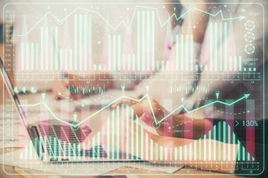 Bilgisayarda ve finansal grafik hologramında yazı yazan kadın ellerine çok maruz kalmış. Borsa analizi kavramı.