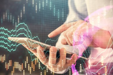 Erkeklerin el ele tutuşup dijital bir cihaz ve ön grafik çizimi kullanırken çift pozlama. Finansal piyasa kavramı.