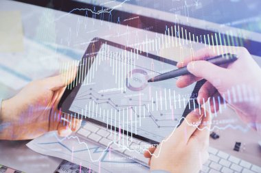 Bir adamın elini tutarken ve bir telefon ve finansal çizim kullanırken çift pozlama. Pazar analizi kavramı.