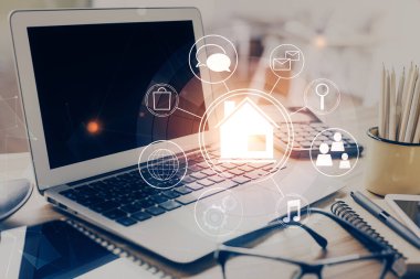 Ofisteki masaüstü bilgisayar geçmişi ve büyük kasaba binaları hologram çizimi. Çifte maruziyet. Akıllı şehir konsepti.