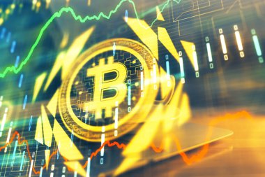 Engelleme zincirine ve kripto ekonomi temalı holograma ve bilgisayar arkaplanlı masaya çoklu maruz kalma. Bitcoin kripto para kavramı.