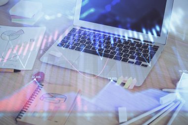 Kişisel bilgisayar arkaplanına çizilmiş borsa hologramı. Çoklu maruz kalma. Yatırım kavramı.