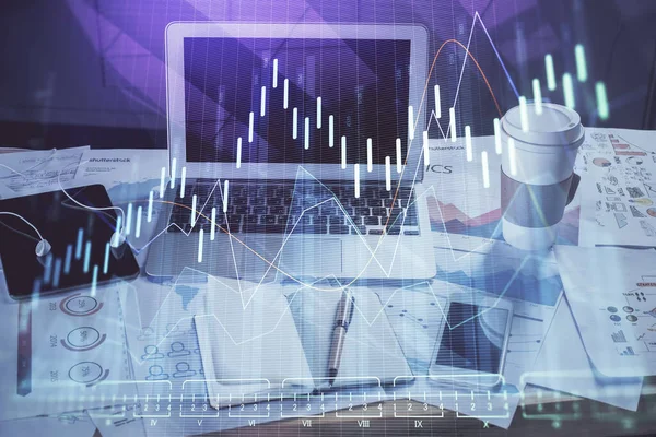 Фінансовий граф барвистий малюнок і стіл з комп'ютером на фоні. Багаторазова експозиція. Концепція міжнародних ринків . — стокове фото