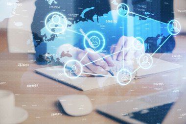 Kadınların el yazısı üzerine sosyal ağ temalı hologram. Uluslararası insanlar birbirine bağlanır. Çift pozlama