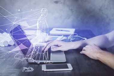 Bilgisayarda çalışan iş adamıyla çizimlere başla. Takım çalışması konsepti. Çift pozlama.