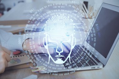 Adam klavyede beyin hologramıyla yazı yazıyor. Büyük Data kavramı. Çift pozlama.