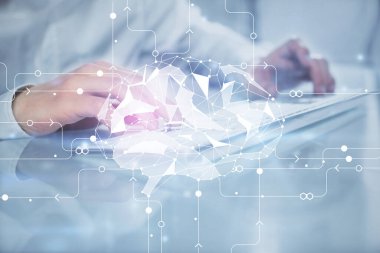 Bilgisayar geçmişi ve beyin temalı hologramı olan bir adam. Beyin fırtınası kavramı. Çift pozlama.