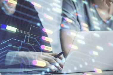 Veri temalı hologramın arka planda bilgisayar üzerinde çalışan bir adamla çoklu pozlandırılması. Yenilik kavramı.