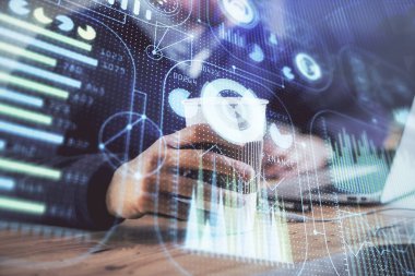 Veri temalı hologramın arka planda bilgisayarla çalışan bir adam tarafından çifte maruz bırakılması. Yenilik kavramı.