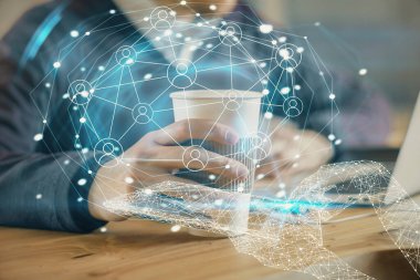 Arka planda bilgisayarla çalışan bir adamın bulunduğu medya ağı temalı hologram. İnternet iletişimi kavramı. Çift pozlama.