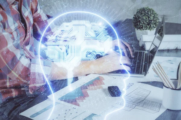 Mann mit Computerhintergrund mit Hologramm zum Thema Gehirn. Konzept des Brainstormings. Doppelbelastung. — Stockfoto