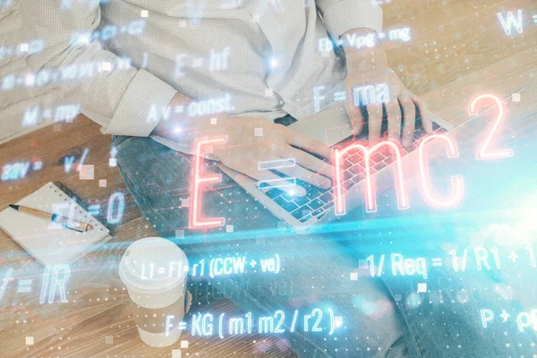 Fórmula de ciencia holograma con el hombre trabajando en la computadora en segundo plano. Concepto educativo. Doble exposición. —  Fotos de Stock