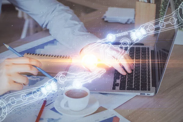 Wielokrotne narażenie na działanie hologramu internetowego z człowiekiem pracującym na komputerze w tle. Koncepcja innowacji. — Zdjęcie stockowe