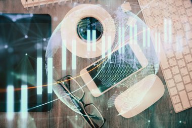 Forx grafik hologramının telefonlu masaüstü üzerinde çoklu pozlandırılması. Üst Manzara. Mobil ticaret platformu kavramı.