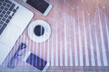 Masaüstü üzerinde telefonla finansal haritaya çoklu maruz kalma. Üst Manzara. Mobil ticaret platformu kavramı.