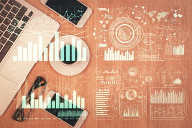 Masaüstünde telefonlu ön x grafik hologramına çift pozlama. Üst Manzara. Mobil ticaret platformu kavramı.