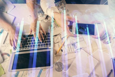 Kadın ve erkeğin birlikte çalıştığı çoklu pozlama ve grafik hologramı çizimi. Finansal analiz konsepti. Bilgisayar arkaplanı. Üst Görünüm.