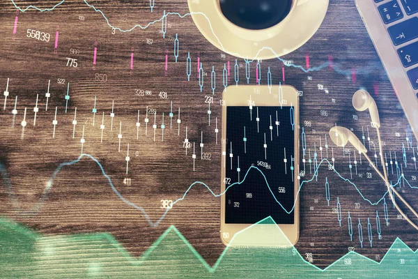 Podwójna ekspozycja na wykres forex hologram nad pulpitem z telefonu. Widok góry. Koncepcja mobilnej platformy handlu. — Zdjęcie stockowe