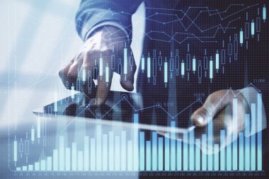 Erkeklerin el ele tutuşup dijital bir cihaz ve ön grafik çizimi kullanırken çift pozlama. Finansal piyasa kavramı.