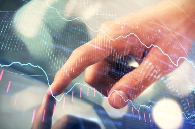 Bir adamın el ele tutuşup, telefon ve finansal çizim kullanırken birden fazla pozlama. Pazar analizi kavramı.