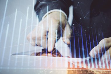 Bir adamın el ele tutuşup, telefon ve finansal çizim kullanırken birden fazla pozlama. Pazar analizi kavramı.