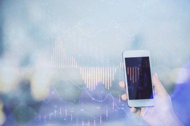 Ön x çizelgesine çift pozlama, hologram çizimi ve cep telefonu kullanan bir kadın. Borsa konsepti.