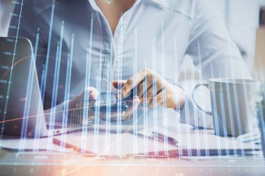 Ön x çizelgesine çift pozlama, hologram çizimi ve cep telefonu kullanan bir kadın. Finansal piyasa kavramı.