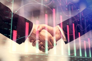 Forx grafik hologramı ve iki adamın el sıkışması. Borsa konsepti.