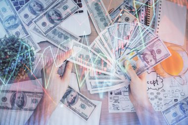 Finansal grafiğe çoklu pozlama hologram, Amerikan dolarları ve insan eli. Analiz kavramı.
