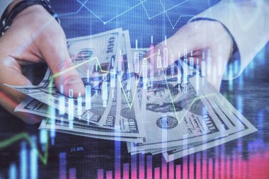 Finansal grafiğe çoklu pozlama hologram, Amerikan dolarları ve insan eli. Analiz kavramı.