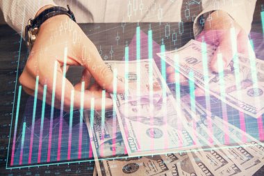 Finansal grafiğe çoklu pozlama hologram, Amerikan dolarları ve insan eli. Analiz kavramı.
