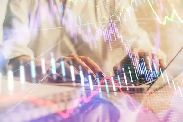 Dubbel exponering av kvinnliga händer skriva på dator och forex diagram hologram ritning. Begreppet aktiemarknad. — Stockfoto