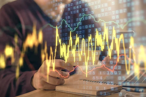 Doble exposición de las manos del hombre sosteniendo y utilizando un dibujo de teléfono y gráfico financiero. Concepto de análisis . —  Fotos de Stock