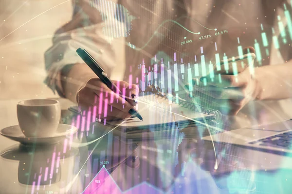 Dupla expozíció a pénzügyi grafikon vázlat hologram és nő gazdaság és egy mobil eszköz. Tőzsdei koncepció. — Stock Fotó