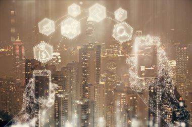 Teknoloji temalı hologramın ve şehrin arka planının iki katına çıkarılması. Yüksek Teknoloji kavramı.