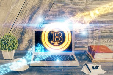 Blockchain temalı holograma ve bilgisayar arkaplanlı masaya çift pozlama. Bitcoin şifreleme para birimi kavramı.