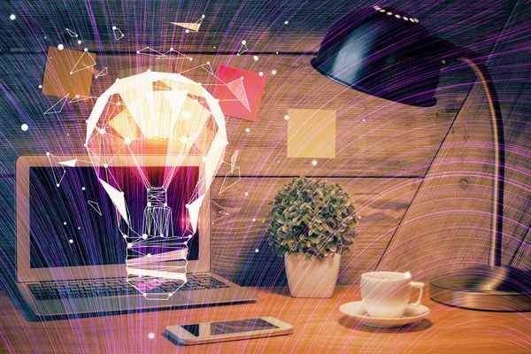 Bilgisayar ofisinde ampul simgesi hologramıyla birlikte. Çifte maruziyet. Fikir kavramı.