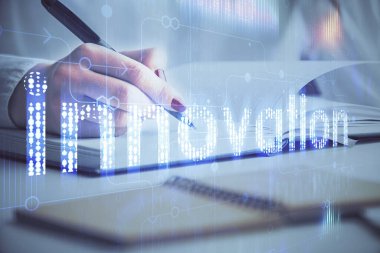 Arkaplana veri teknolojisi hologramıyla el yazıları yazan kadınların çoklu pozları. Yenilik kavramı.