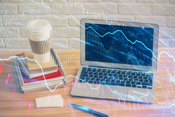 Doppia esposizione di grafico e informazioni finanziarie e spazio di lavoro con sfondo del computer. Concetto di trading online internazionale. — Foto Stock