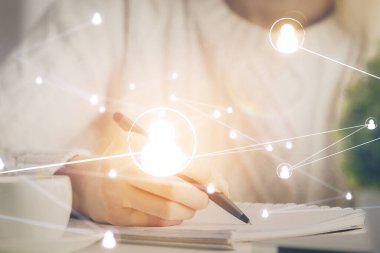 Kadınların el yazısı üzerine sosyal ağ temalı hologram. Uluslararası insanlar birbirine bağlanır. Çift pozlama