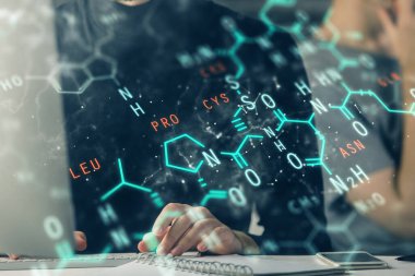 Bilimsel formül hologramı, arka planda bilgisayarla çalışan bir adam. Eğitim konsepti. Çift pozlama.