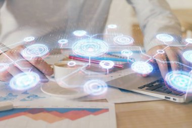 Arka planda bilgisayarla çalışan bir adamın bulunduğu medya ağı temalı hologram. İnternet iletişimi kavramı. Çift pozlama.