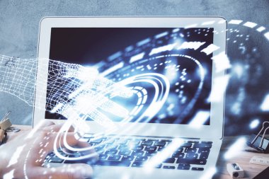 Veri temalı hologramın arka planda bilgisayarla çalışan bir adam tarafından çifte maruz bırakılması. Yenilik kavramı.