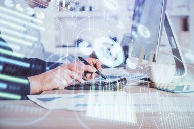 Veri temalı hologramın arka planda bilgisayarla çalışan bir adam tarafından çifte maruz bırakılması. Yenilik kavramı.